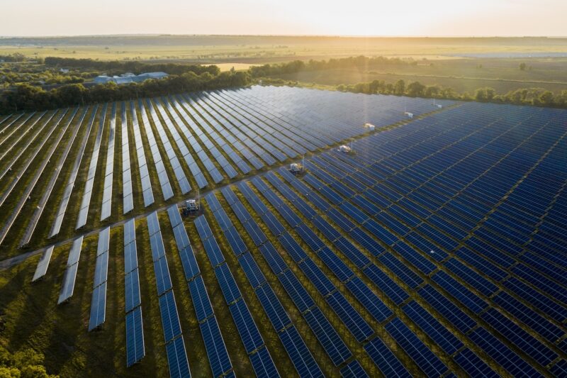 Photovoltaik-Freiflächenanlage aus der Luft. Symbolbild für Solarpark, Solarstrom, PPA.