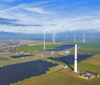 Luftbild von Solar- und Windparks unweit eines Tagesbaus im Rheinischen Revier.