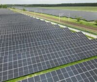 Halbtotale eines Freiflächen-Solarparks.
