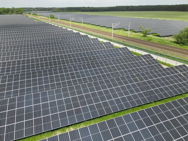 Halbtotale eines Freiflächen-Solarparks.