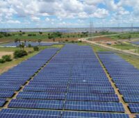 Zu sehen ist ein Photovoltaik-Solarpark. Laut IEA-Bericht „Energy Technology Perspectives 2020“ müssen die Erneuerbaren schneller wachsen als bisher.