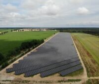 Ein Freiflächen-Solarpark auf grüner Wiese