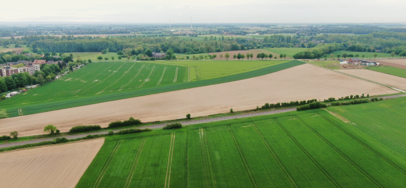 Aus der Luft sind Ackerflächen zu sehen.