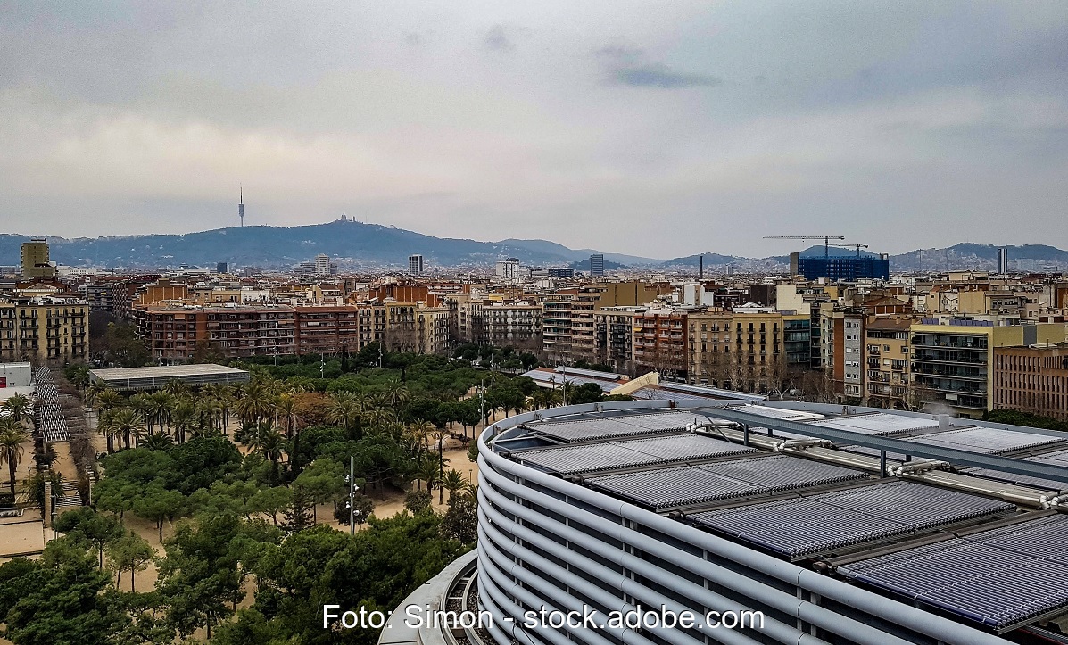 Zu sehen ist eine Vakuumröhren-Solarthermieanlage auf einem Dach in Barcelona, wo es eine Solarpflicht gibt.
