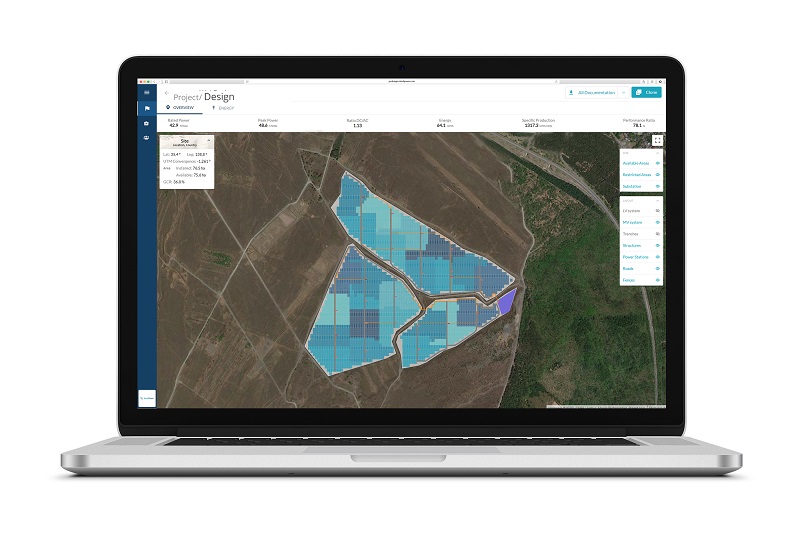 Zu sehen ist ein Laptop-Bildschirm, der das Ergebnis einer Planung mit der Auslegungssoftware für Photovoltaik-Freiflächenanlagen pvDesign 3.0 zeigt.