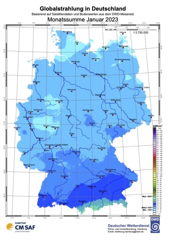 Deutschland-Karte in Blautönen zeigt globale Solarstrahlung im Januar 2023.