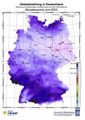 Karte von Deutschland in verschiedenen Lila-Tönen zeigt solare Globalstrahlung im Juni 2023.