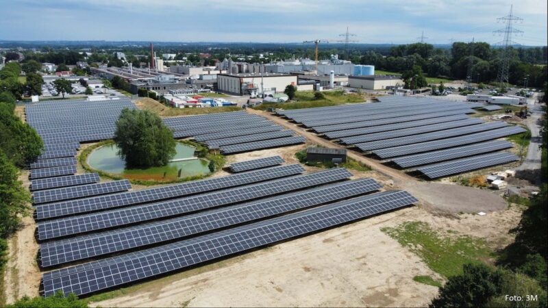Luftbild der Solarstrom-Anlage neben dem Industriebetrieb 3 M