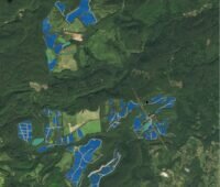 Zu sehen ist eine Animation, die die Verteilung der Photovoltaik-Module in der Hügellandschaft zeigt, die den Solarstrom für Fukushima produzieren sollen.