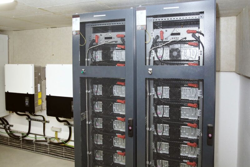 Solarstromspeicher im Keller eines Mehrfamilienhauses.