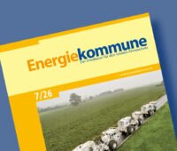 Totelbild der Ausgabe 7/26 der Zeitschrift Energiekommune - Titelfoto Geothermie-Untersuchung mittels Vibro-Trucks auf einer Landstraße.