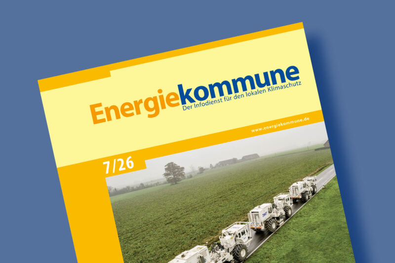 Totelbild der Ausgabe 7/26 der Zeitschrift Energiekommune - Titelfoto Geothermie-Untersuchung mittels Vibro-Trucks auf einer Landstraße.