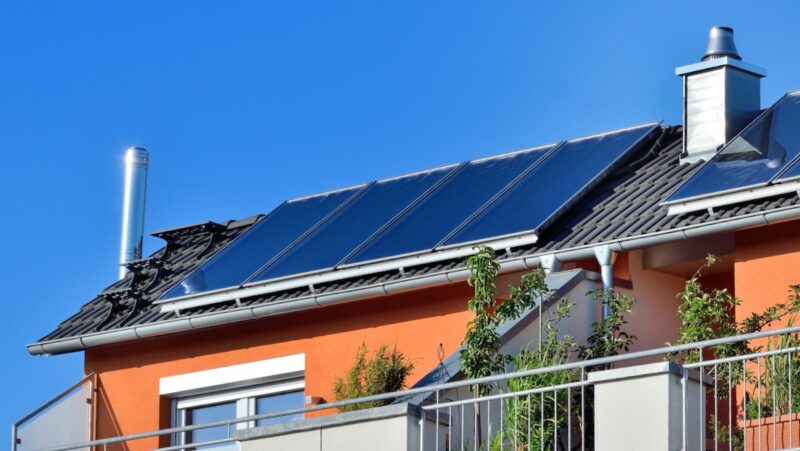 Solarthermie: Sonnenkollektoren auf Hausdach liefern Solarwärme