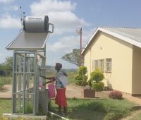 Zu sehen ist eine Solarthermie Thermosiphonanlage an einer Klinik in Eswatini.