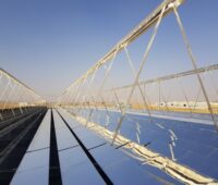 ZU sehen ist eine Solarthermie-Anlage mit Fresnelkollektoren in Jordanien.