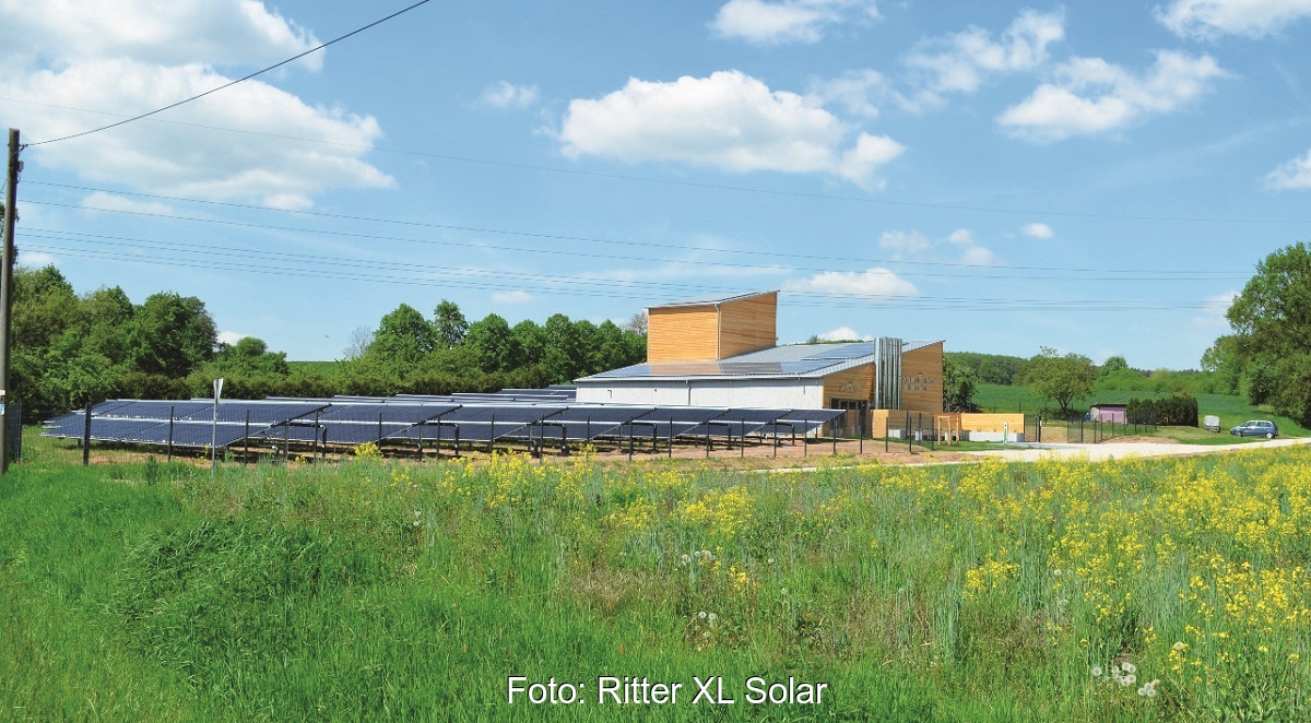 Zu sehen ist eine Solarthermie-Großanlage. Eine effiziente Weise erneuerbare Wärme zu gewinnen.