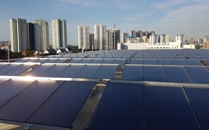 Zu sehen ist eine Solarthermie Anlage für Prozesswärme in Singapur.