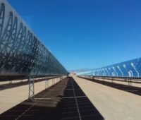 Zu sehen ist ein Solarthermisches Kraftwerk als Symbol für die ESTELA CST-Initiative.