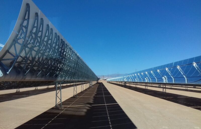 Zu sehen ist ein Solarthermisches Kraftwerk als Symbol für die ESTELA CST-Initiative.