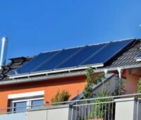 Zu sehen ist ein Haus mit Solarthermie. Die internationale Forschungsplattform SHC Task 66 will solare Standards für Gebäude entwickeln.