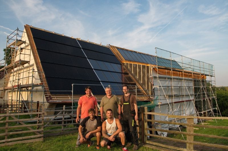 Zu sehen ist die Baustelle mit der Sanierung mit Solarthermie der Familie Erler.