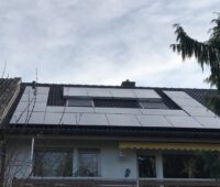 Zu sehen sind die beiden Solaranlagen für Strom und Wärme auf dem Dach von Gerhard Reis. Unser Leser fragt, ob sich das Umbauen der Solarthermie lohnen würde.