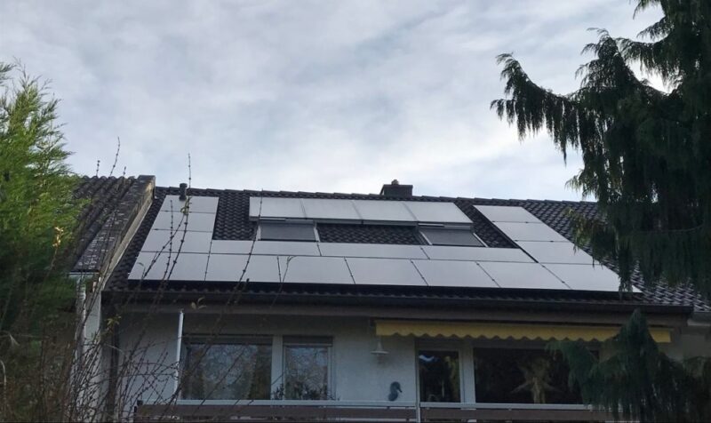 Zu sehen sind die beiden Solaranlagen für Strom und Wärme auf dem Dach von Gerhard Reis. Unser Leser fragt, ob sich das Umbauen der Solarthermie lohnen würde.