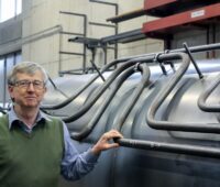 Der Schweizer Solarpionier Josef Jenni vor einem Solarthermie Wärmespeicher der Jenni Energietechnik