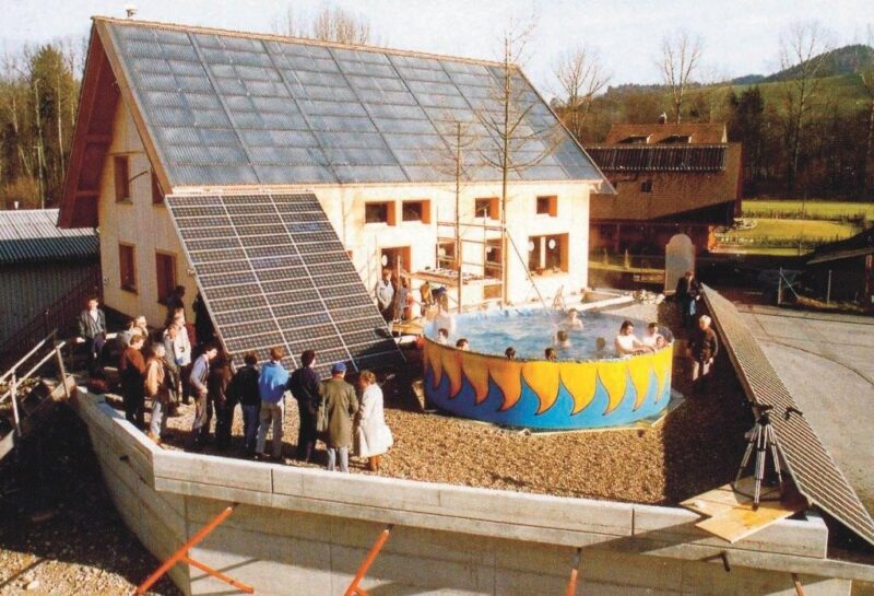 Zu sehen ist das erste Sonnenhaus vom Solarpionier Josef Jenni.