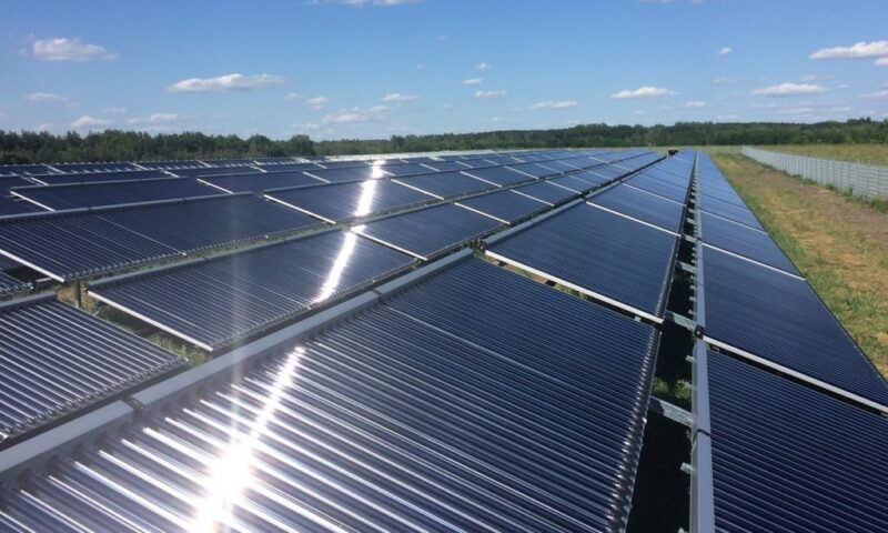 Zu sehen ist eine Fernwärme-Solarthermie-Anlage, Sonnenkollektoren liefern Wärme für Wärmenetze.