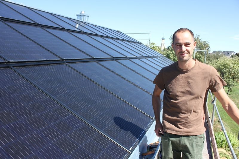 ZU sehen ist Kai Klotzbach mit der Photovoltaik-Anlage.