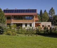 Zu sehen ist das Strohballen-Sonnenhaus der Familie Louchet.