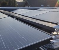 Zu sehen ist ein PVT-Kollektor, Herzstück für die solare Hybridtechnologie PVT aus Photovoltaik und Solarthermie.