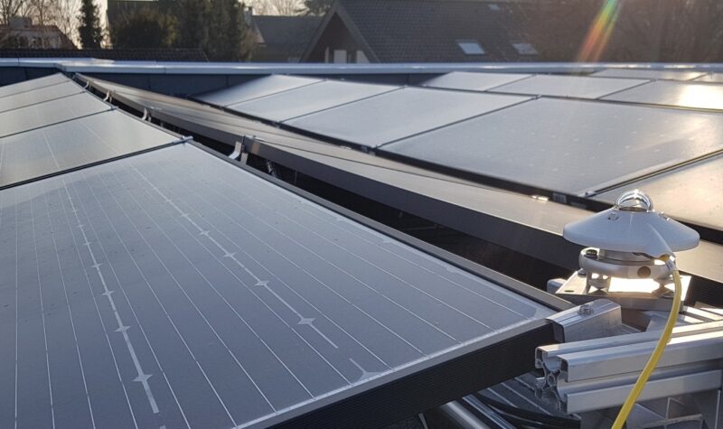 Zu sehen ist ein PVT-Kollektor, Herzstück für die solare Hybridtechnologie PVT aus Photovoltaik und Solarthermie.