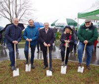 Spatenstich für Solarthermie-Fernwärmenetz in Markt Erlbach. Am Spaten: Vertreter der Kommune Markt Erlbach und der Naturstrom AG.