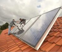 Zu sehen ist die Installation einer Solarthermie-Anlage. Die Agenda Solarthermie 2022 schlägt Maßnahmen zum Ausbau vor.