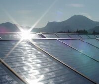 Große solarthermische Kollektoren vor österreichischen Bergen