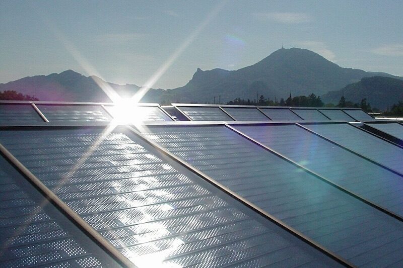Große solarthermische Kollektoren vor österreichischen Bergen