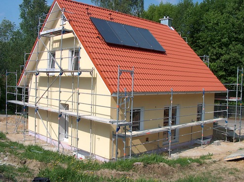 Haus eingerüstet, Baustelle, mit Solarthermie-Anlage