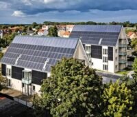 Zu sehen sind energieautarke Mehrfamilienhäuser. Im Winter 2021 konnten die ersten Mieter in Oranienburg einziehen.