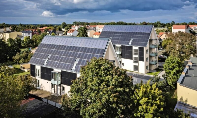 Zu sehen sind energieautarke Mehrfamilienhäuser. Im Winter 2021 konnten die ersten Mieter in Oranienburg einziehen.
