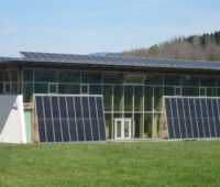 Naturpark-Informationshaus mit Solarthermie an der Fassade