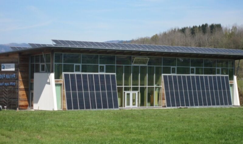 Naturpark-Informationshaus mit Solarthermie an der Fassade