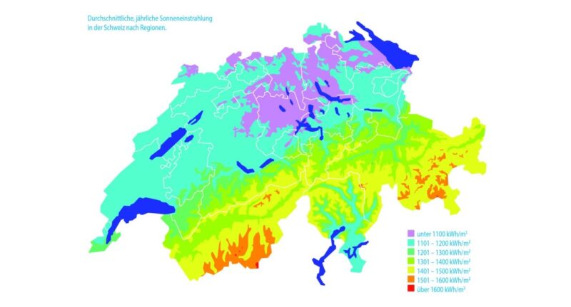 Zu sehen ist eine Karte der Sonneneinstrahlung in der Schweiz als Basis für die Frage, ob sich Solarthermie lohnt.