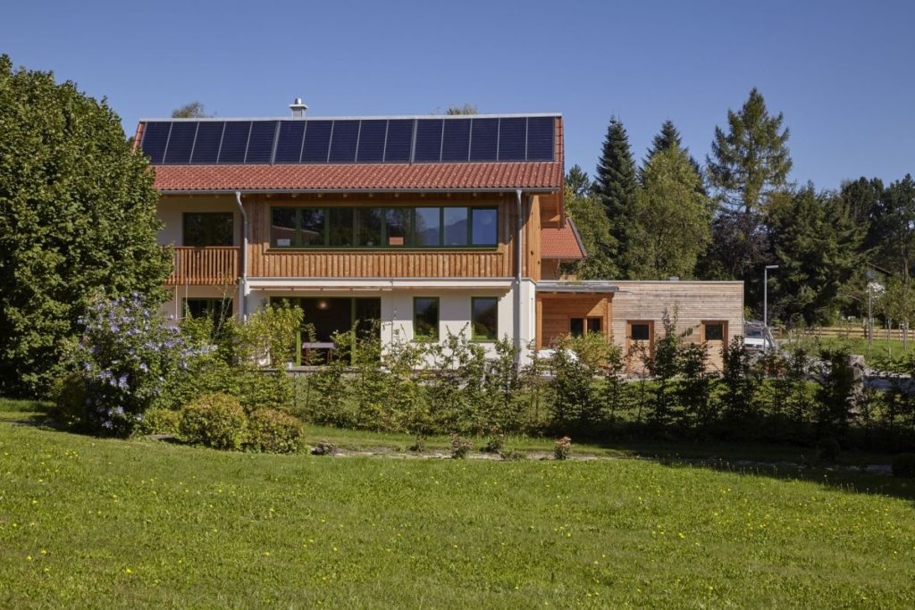 ZU sehen ist eine Strohballen-Sonnenhaus.