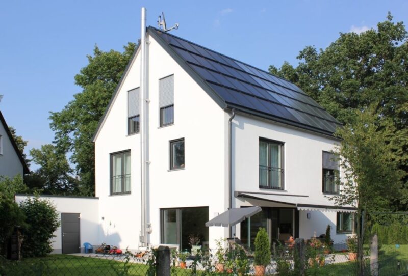 Moderne Solararchitektur im Sonnenhaus oder Solarhaus vereint Solarthermie und Photovoltaik.
