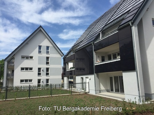 Zu sehen sind die beiden Solarhäuser mit Pauschalmiete, die mit Solarthermie und Photovoltaik möglich wird.