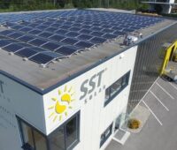 Die Solarpflicht in Baden-Württemberg sieht eine Photovoltaik-Pflicht für Nichtwohngebäude vor. Solarthermie bleibt außen vor.