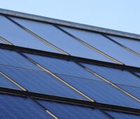 Photovoltaik und Solarthermie können beide einen Beitrag zum Strombedarf der Energiewende leisten. PV direkt, Solarthermie in Form von Wärme, die den Strombedarf senkt.