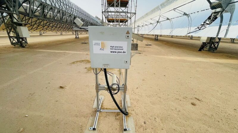 Das Bild zeigt ein Solarthermisches Kraftwerk mit dem Verschmutzungs-Messgerät